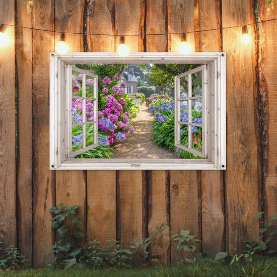 Une fenêtre avec volets ouverts donne sur un chemin aux fleurs roses et violettes, sur une clôture en bois.
