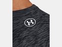 Detail van een zwart gestreept sportshirt met een wit Under Armour logo op de borst.