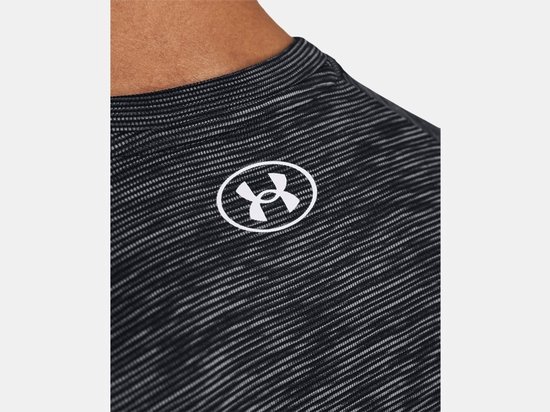 Detail van een zwart gestreept sportshirt met een wit Under Armour logo op de borst.