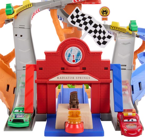 Disney en Pixar Cars Radiator Springs Racen en Redden, Reddingsweg, Racebaan Speelset van Disney — afbeelding 2