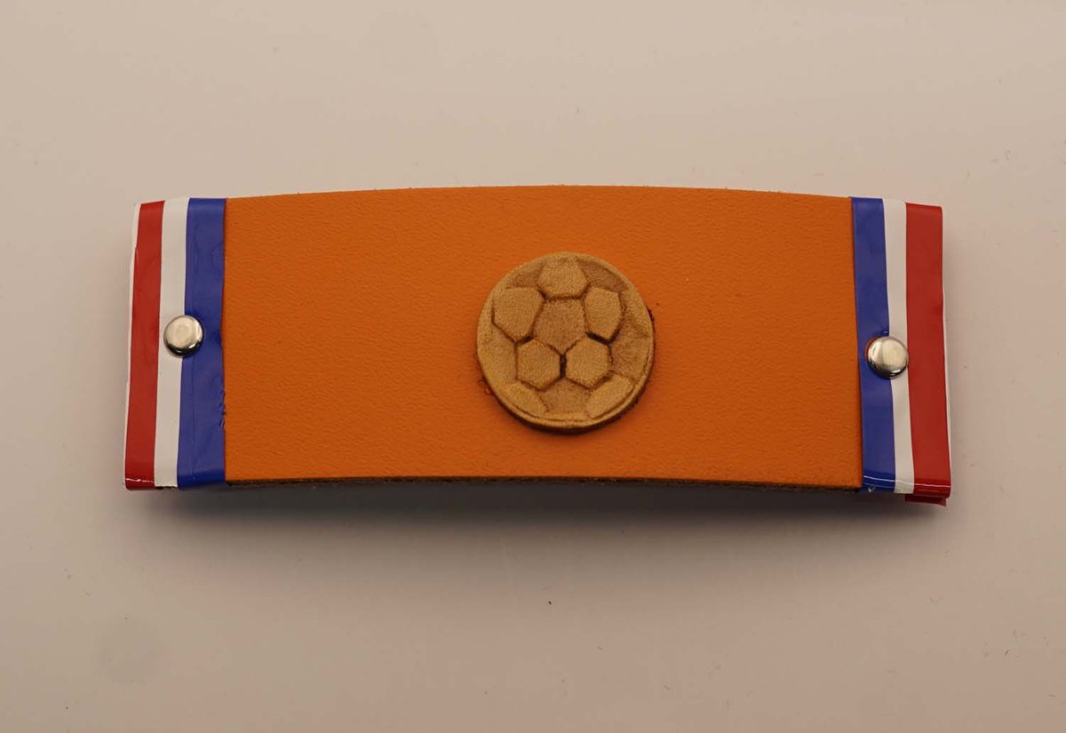 WK haarclip met voetbal in de kleuren oranje, rood, wit, blauw - haarclip Nederlandse vlag - unieke haarclip voor voetbal WK 2026 - handgemaakte haarclip voor een voetbal fan - leuke oranje voetbal haaraccessoires