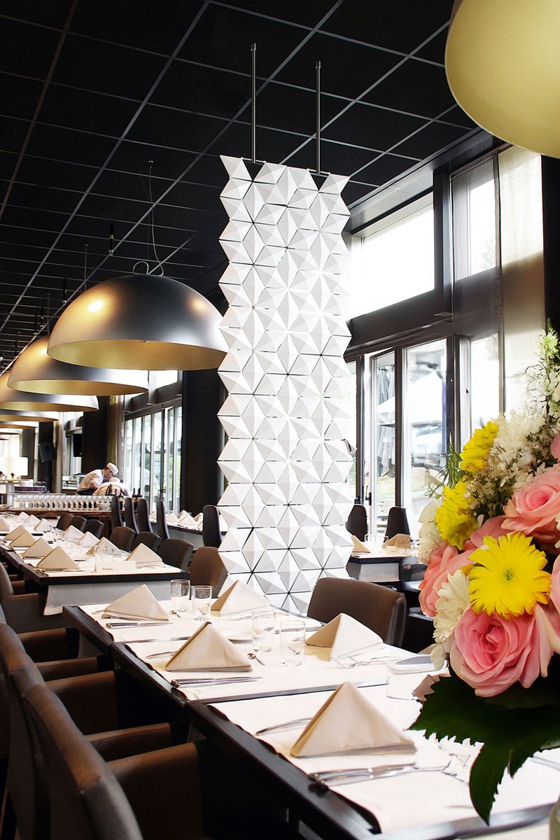 Restaurant partition voor intieme eetruimtes – Facet 68 × 246 cm in wit