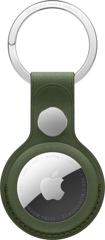 Mosgroene lederen AirTag-sleutelhanger met zilveren ring en AirTag.