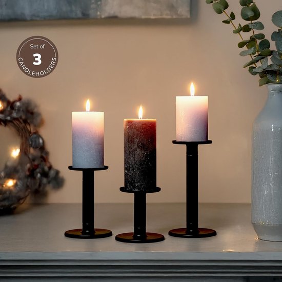 Fles en glazen wijn voor een romantisch diner | Gratis Foto Fles en glazen wijn voor een romantisch diner | Gratis Foto