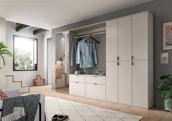 Moderne, lichte beige garderobecombinatie met spiegel, open kledingroede en laden.
