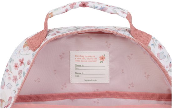 Intérieur d'un sac à dos rose avec imprimé floral et de fées. Étiquette de nom avec 'little dutch'.