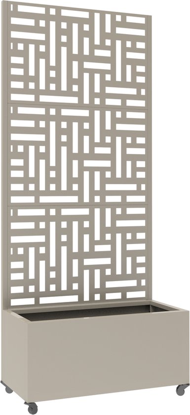 Lichtbeige plantenbak met een hoog, lichtbeige tuinscherm met geometrisch patroon. Plantenbak heeft wieltjes.