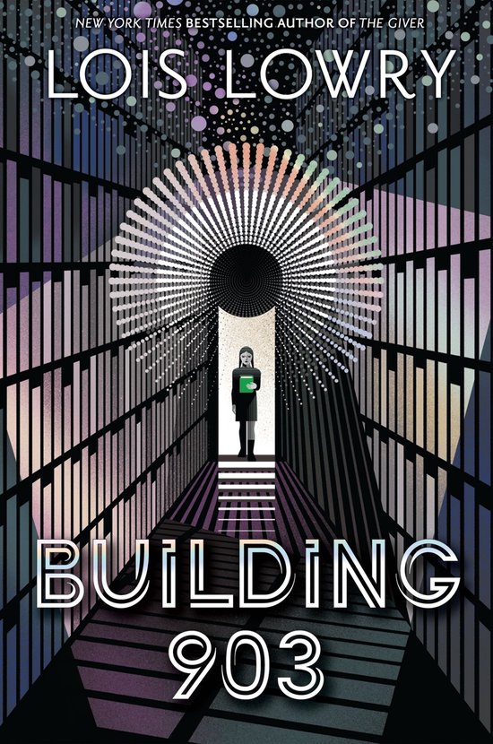 Boek "Building 903" van Lois Lowry, met een meisje dat een boek vasthoudt in een gang vol boekenrekken.