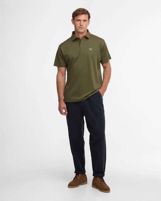 Donkergroene polo met korte mouwen en een geborduurd Barbour-logo op de borst. Gedragen door een man.