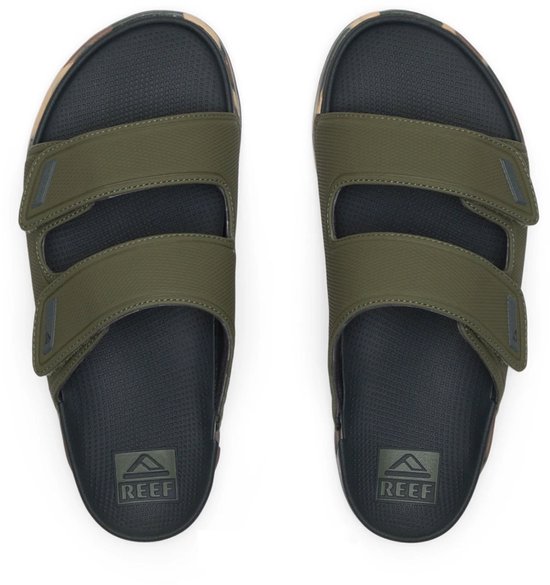 Paar militaire groene Reef slippers met twee banden en camouflage zolen.