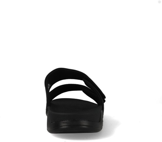 Voorkant van een zwarte synthetische slipper met twee banden en klittenbandsluiting.