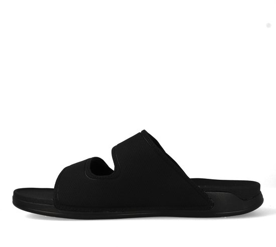 Zijkant van een zwarte synthetische slipper met twee banden en klittenbandsluiting.