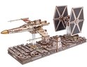 Houten 3D-modellen van een X-wing Starfighter en een TIE Fighter op een gedeeld landingsplatform.