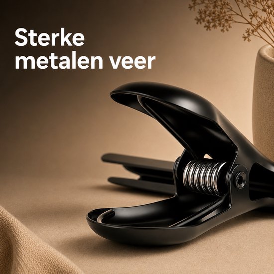 Een zwarte vershoudclip met een opengeklapte bek en een zichtbare metalen veer.