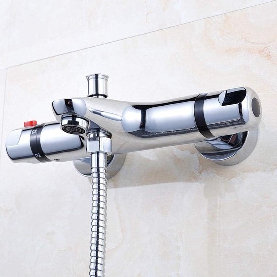 Chroom thermostaatkraan met douchekop en slang, temperatuurinstelling met rode knop.