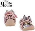 Achterkant en voorkant van roze pantoffels met luipaardprint en Minnie Mouse.