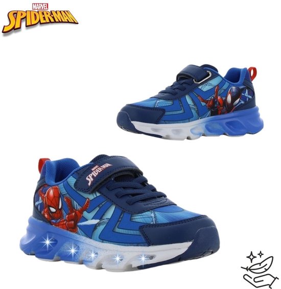 Paar blauwe Spiderman schoenen voor kinderen met lichtjes. Opdruk van Spiderman en een blauw/wit gestreept patroon.