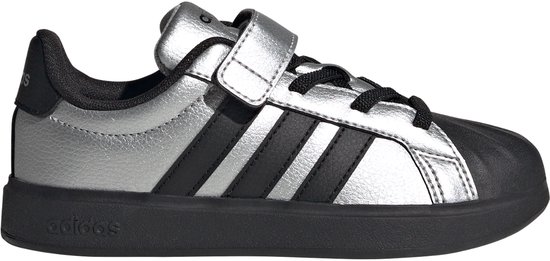 Zilverkleurige kindersneaker met klittenband, zwarte strepen en neus.