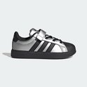 Zilverkleurige sneaker met zwarte strepen, klittenband en neus.