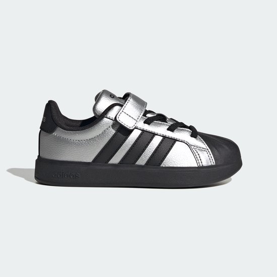 Zilverkleurige sneaker met zwarte strepen, klittenband en neus.