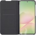 Zwarte telefoonhoes met open klep, toont telefoon met abstracte achtergrond op scherm.