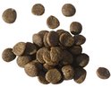 Een hoopje bruine, ronde pellets voor knaagdieren.
