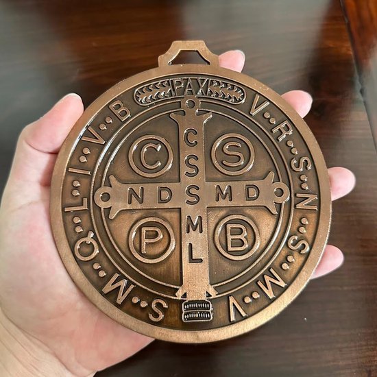 Benedictus Kruis Medaille - Religieus Decoratie - Bureau Presentatie - Antieke Messing Afwerking - 12.7 cm - Koper Rood — afbeelding 2