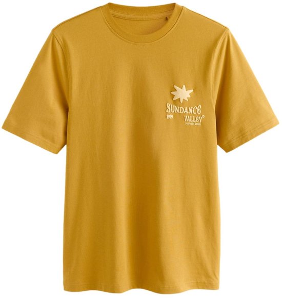 Mosterdgeel T-shirt met korte mouwen, voorzien van 'SUNDANCE VALLEY 1999' en een ster-print op de borst.