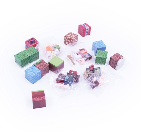 Losse Minecraft blokjes en figuurtjes, deels in plastic verpakt.