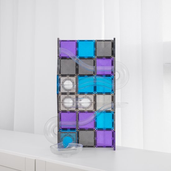 Grote Connetix knikkerbaan met paarse, blauwe en grijze magneetblokken, transparante buizen en een glazen kom onderaan.