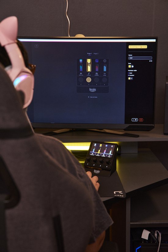 Streamer met opvallende koptelefoon kijkt naar een monitor waarop de Hercules software draait, met de Stream controller ernaast.