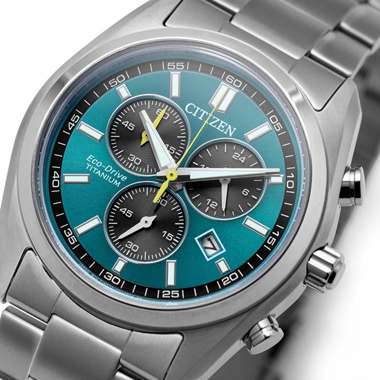 Close-up van een zilverkleurig Citizen Eco-Drive Titanium horloge met groene wijzerplaat en chronograaf.