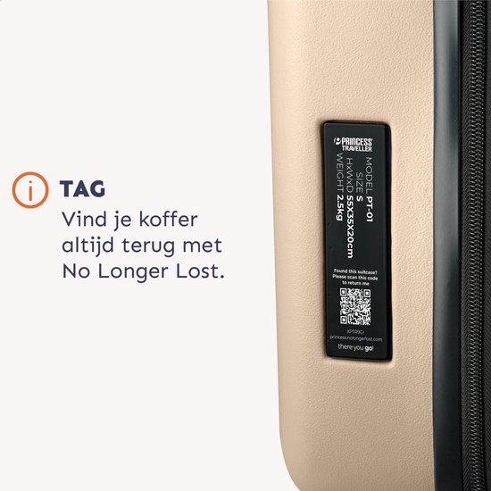 Close-up van het 'No Longer Lost' label op een beige koffer.