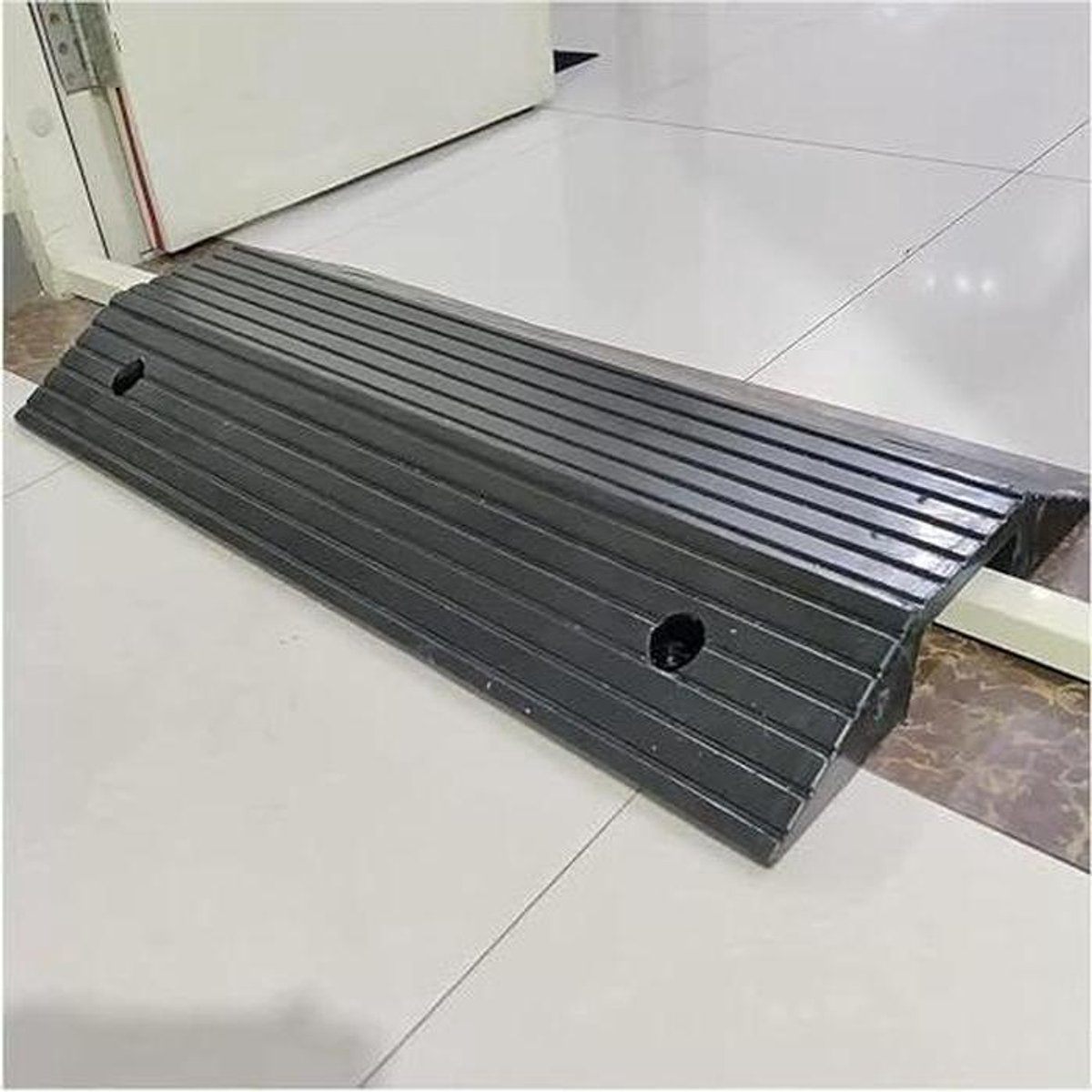 Rolstoelhelling - Drempelhulp - Toegankelijkheid Verbeteren - Antislip Rubber - 50x39x7.5cm - Zwart