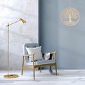 Houten Levensboom decoratie hangend in een woonkamer met een stoel en een staande lamp.