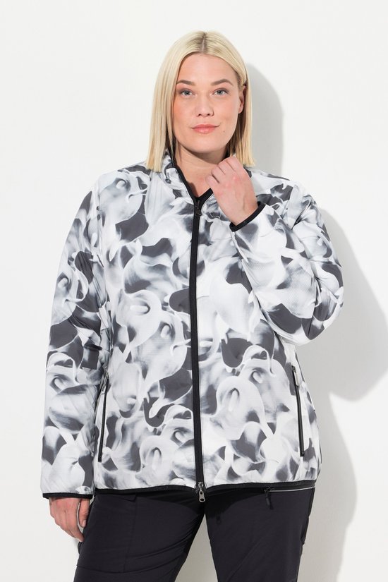 Model draagt een HYPRAR jack in zwart-witte abstracte print met zwarte rits en zijzakken.
