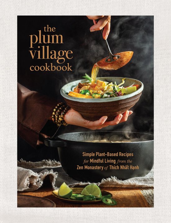 De kaft van "the plum village cookbook". Een hand schenkt soep in een kom. Simple Plant-Based Recipes for Mindful Living from the Zen Monastery of Thích Nhất Hạnh.