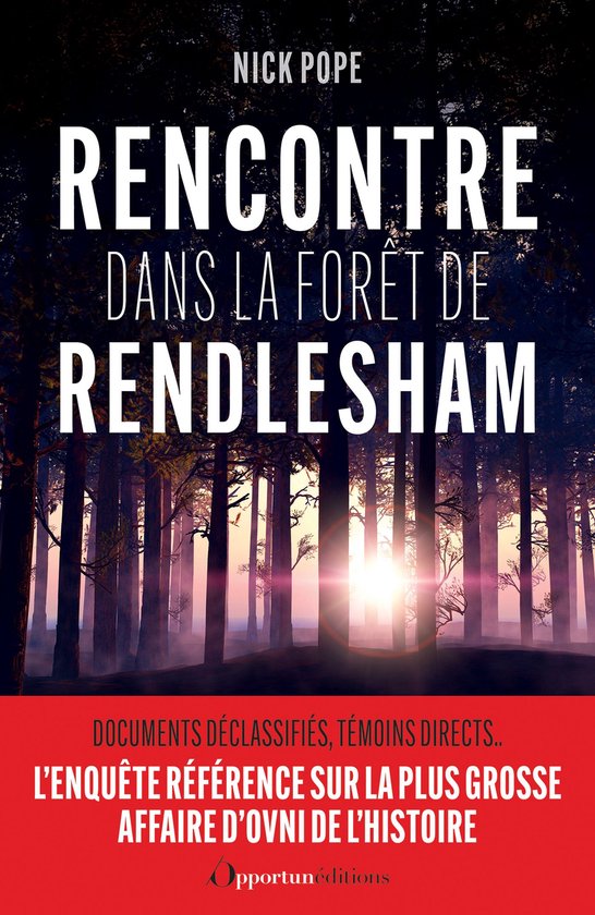 Boekomslag: 'Rencontre dans la forêt de Rendlesham' door Nick Pope. Een bos met hoge bomen en een gloeiende zonsondergang.