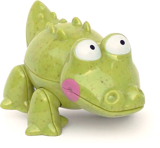Lichtgroene krokodil van Tolo met grote ogen en roze wangetjes, zittend.