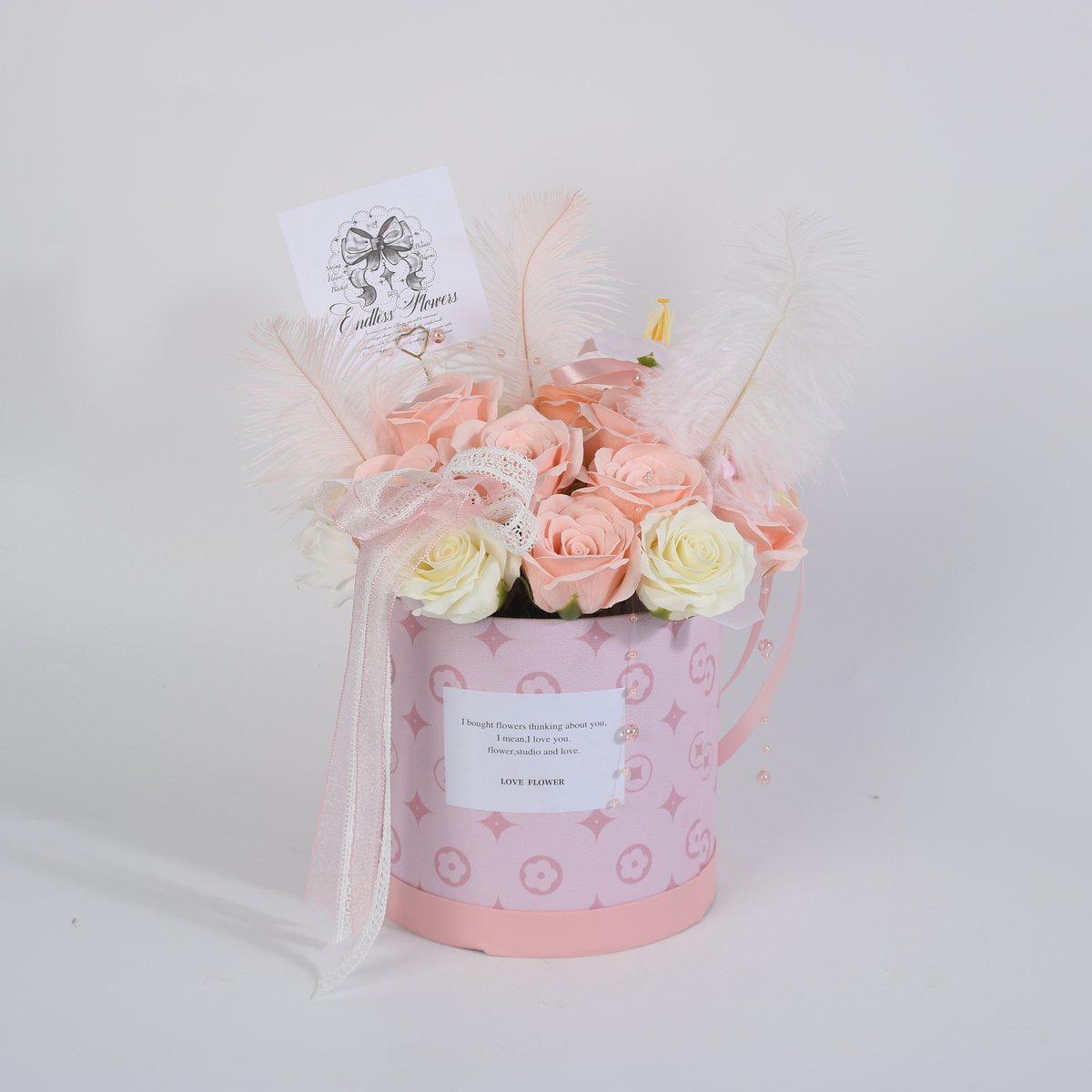La Roselle Amsterdam Luxe Bloemenbox Roze – Roze & Crème Rozen met Orchidee, Veren en Decoratieve Hoedendoos – Romantisch Cadeau & Woondecoratie