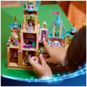 Kind speelt met LEGO Disney Rapunzel's Kasteel, met zes figuren en een boot.