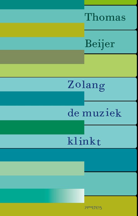 Boekomslag met strepen in verschillende kleuren groen, blauw en geel. De titel 'Zolang de muziek klinkt' en de naam 'Thomas Beijer' staan erop.