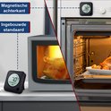 Digitale vleesthermometer met magnetische achterkant wordt gebruikt in een oven met een gebraden kip en een magnetron met een gebraden kip. Thermometer toont 32°C en 70°C.