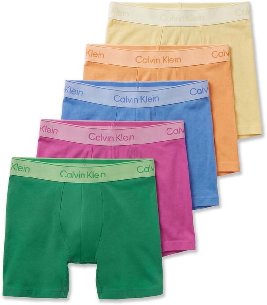Vijf Calvin Klein boxer shorts in groen, roze, blauw, oranje en geel met gekleurde logo-band.