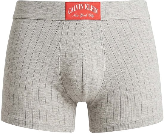Lichtgrijze, geribbelde trunk met rood Calvin Klein New York City label.