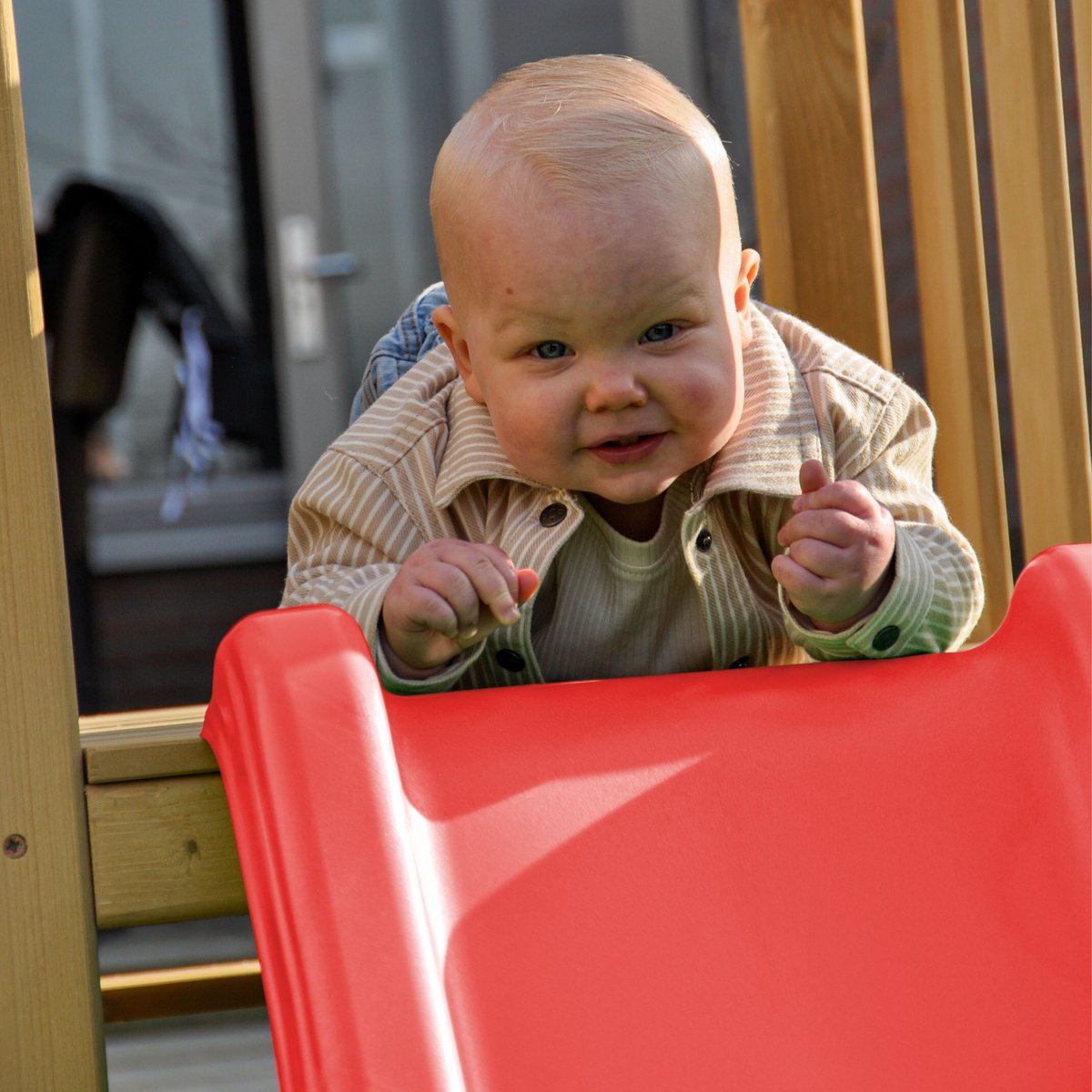 AXI Leah Mini Speeltoren met Zandbak en Picknicktafel – Rode Glijbaan – Met Krijtbord – FSC hout – Klein speeltoestel voor de tuin / buiten — afbeelding 6