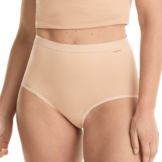 Een vrouw draagt een beige high-waist slip met een elastische tailleband en een crop top.