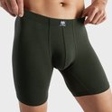Donkergroene, lange boxer met fijne ribbels, elastische band en logo, vastgehouden door een man.