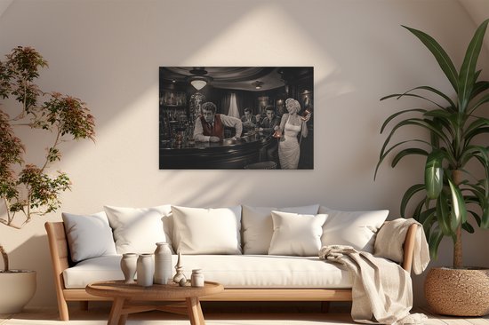 Marilyn Monroe, Elvis Presley en Humphrey Bogart in een retro bar, aan een woonkamer muur.