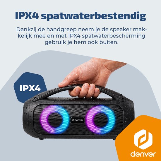 Zwarte Denver speaker, vastgehouden bij de hendel, met natte buitenkant. De twee woofers lichten blauw en roze op. De tekst IPX4 is zichtbaar.